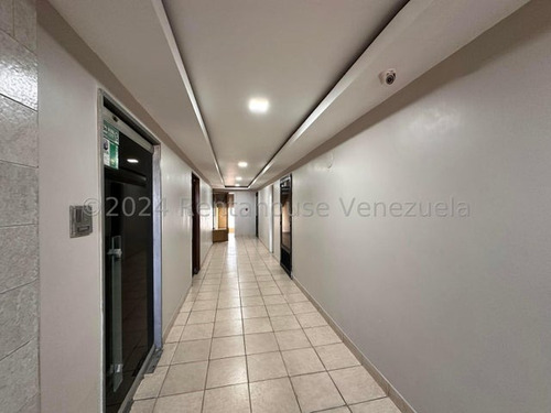 Oficina Remodelada En Venta Cc Torre Cosmpolitan Con Planta Electrica Excelente Ubicacion Maracay Estef 25-202