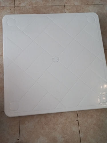 Imagen 1 de 2 de Mesa Plástica Cuadrada Manaplas