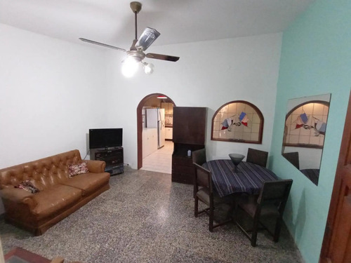 Casa Con Patio Y Cochera En Zona Tranquila - 3 Amb. 105 M² Totales Oportunidad Única