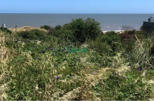 En Atlántida, Terreno Frente Por Frente Al Mar Con Bajada Propia A La Playa