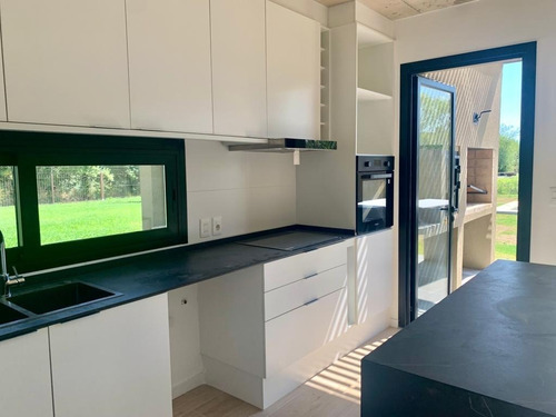 Imagen 4 de 16 de Casa A Estrenar En Barrio Privado. 3 Dorm + Escritorio. Fondo Con Vista Al Lago, Piscina Y Parrillero