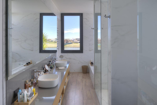 Casa En Venta Y Alquiler Al Lago En Central En Lagos De Golf - Nordelta
