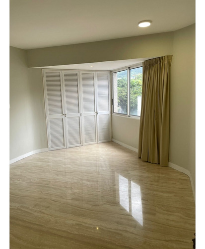 Se Vende Apto 242 M2 3h/3b/3p Altamira 4568