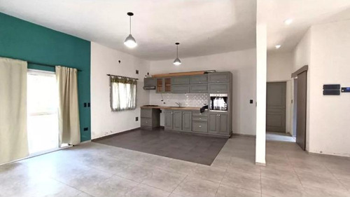 Casa En Venta - 2 Dormitorios 1 Baño - Cochera - 800mts2 - Paso Del Rey