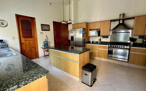 Una Casa Comoda, Iluminada Y Funcional Es Ideal Para Disfrutar De La Vida Diaria
