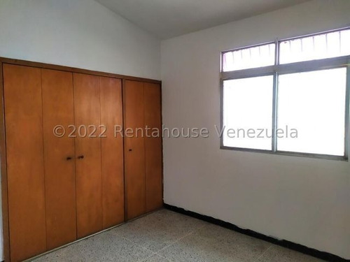 Imagen 29 de 30 de Casas En Venta Zona Centro - Este De Barquisimeto Cod # 23-12140 Centrica Y Con Potencial Comercial. Asesor Inmobiliario Katty Vasquez 412-1498654. Pide Tu Cita! Excelente Oportunidad De Negocio!!....