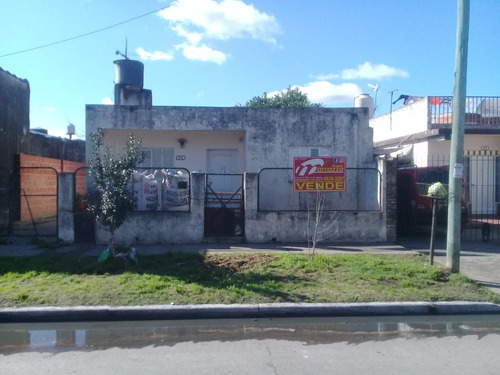 Casa En Venta En Isidro Casanova