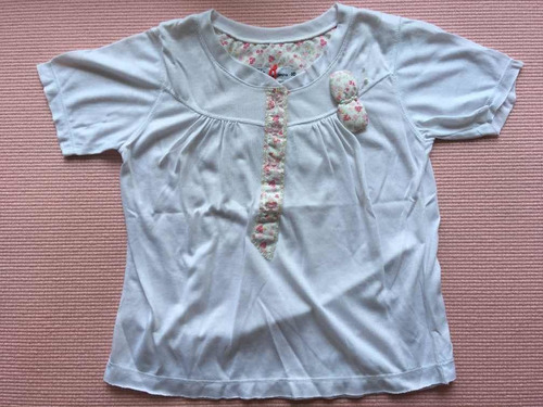 Remera Con Botones De Mariposa Y Mariposa Aplicada