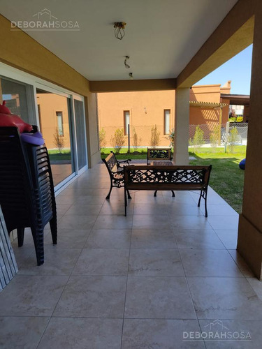 Casa En Venta Con Renta A La Laguna - El Canton