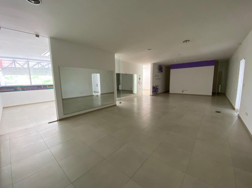 Renta De Local Comercial Con Bodega De 25m2 En Plaza Las Velas L-24a, Total De 162 M2 Cancún.