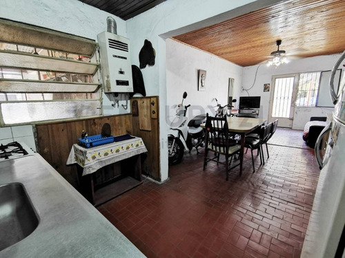 Imagen 3 de 19 de Casa En Venta De 2 Dormitorios Con Patio En La Plata