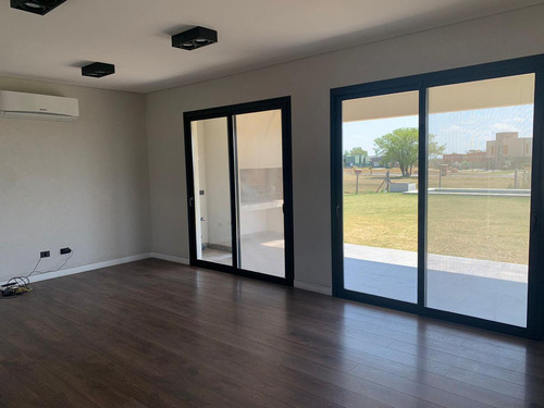 Venta Casa Tres Dormitorios Y Pileta En El Barrio Cerrado San Sebastian