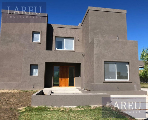 Imagen 2 de 19 de Casa En Venta - Barrio El Cantón, Islas