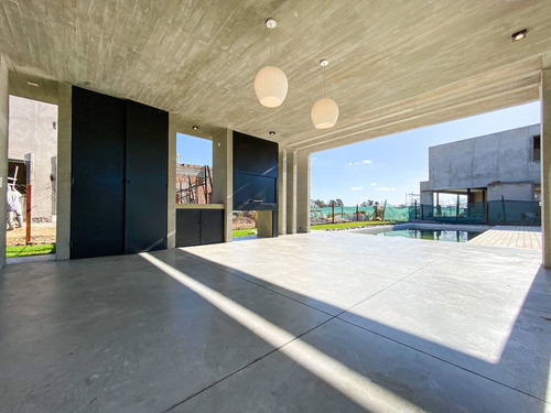 Imagen 17 de 30 de Venta Casa 6 Amb. Piscina El Cantón Barrio Golf!