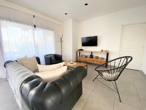 Venta De Excelente Casa. Barrio Santa Elena, Pilar Del Este
