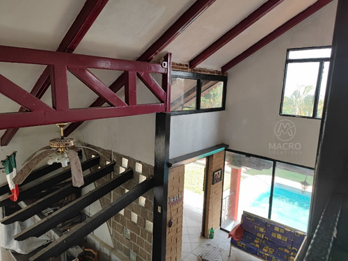 Casa En Venta En Col. Las Brisas, Temixco, Morelos Con Alberca Y Jardín.