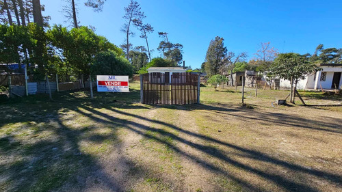 Ml Propiedades Ofrece Excelente Oportunidad, Casa Tradicional De 3 Dormitorios, 1 Baño, Hermoso Terreno Regular, Ubicada A 2 Cuadras Y Media Al Norte De Ruta Interbalnearia.