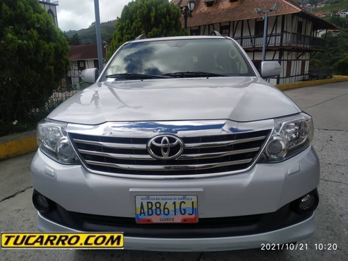 Imagen 2 de 9 de Toyota Fortuner Sr