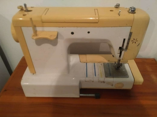 Imagen 2 de 3 de Maquina De Coser Facilita Plus