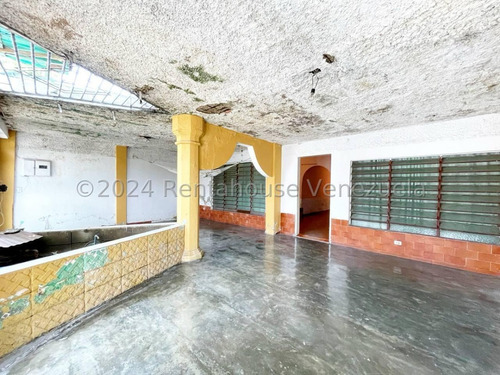 Casa En Alquiler Con Amplios Espacios En San Ignacio Maracay Estacionamiento Techado Agua Constante Estef 25-3327
