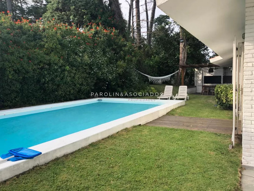 Casa De 3 Dormitorios + Dependencia De Servicio En Venta En Mansa, Punta Del Este.