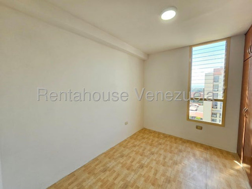 Cómodo Apartamento En Venta Urb. Base Aragua, Maracay, Con Conexión A Pozo, 25-12202 Mv