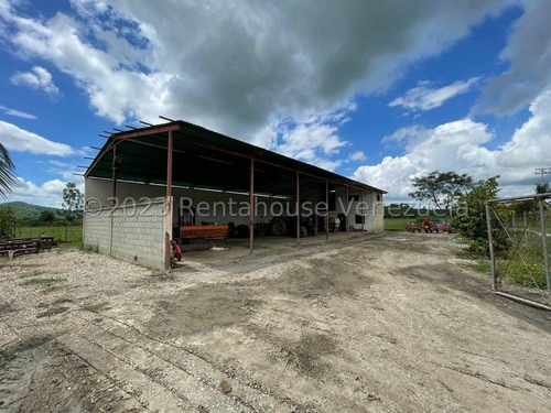 Carlos Colmenarez Felx 23-33543 Vende Finca Con 10 Hectareas Y 4.642 Mts Pozo Profundo De 80 Metros, Bomba De 14 Hp Luz Trifasica Laguna De 50 Por 40 Metros Cochinera De 30 Corrales