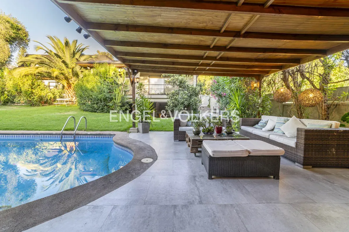 Imagen 3 de 27 de Amplia Casa Con Piscina, Quincho Y Jardín Para Disfrutar