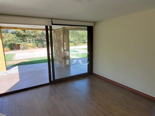 Casa En Venta De 5 Dorm. En Colina Chicureo, Las Brisas