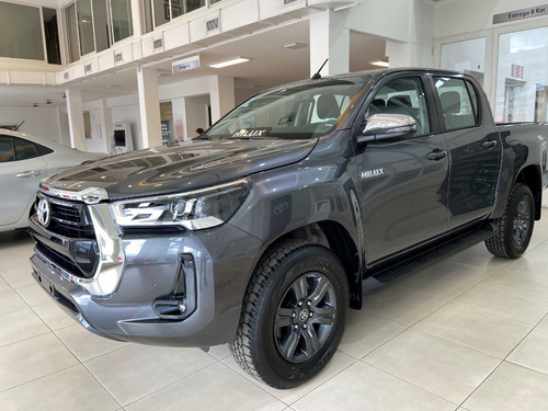 Imagen 1 de 16 de Toyota Hilux 4x2 D/c Srv 2.8 Tdi 6a/t My 2022 Mr