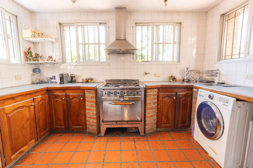 Casa 4 Ambientes Con Parque Y Cocheras