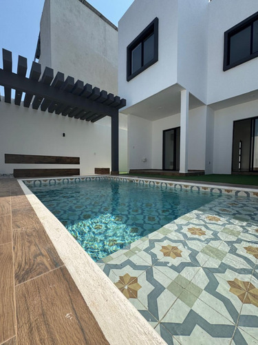 Casa En Venta En Lomas De La Rioja Con Alberca, Roof Garden, 3 Recámaras Y Un Estudio Que Puede Ser 4ta. Recámara, Riviera Veracruzana