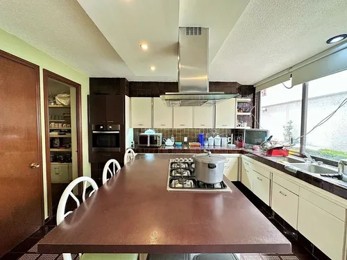 Casa En Excelente Ubicación, Calle Tranquila Y Con Vista Arbolada