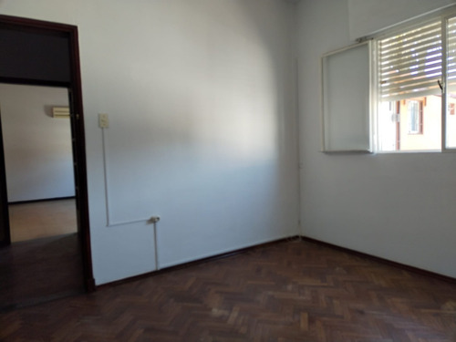 Atención Inversionistas!!! 2 Apartamentos En Un Mismo Padron, 1, De 2 Dormitorios, Li./com, Coc. C/oficce Y Baño. Otro; Liv/com, 1 Dorm, Kitchenette, Baño Y Lindo Patio!!! Documentacion En Regla