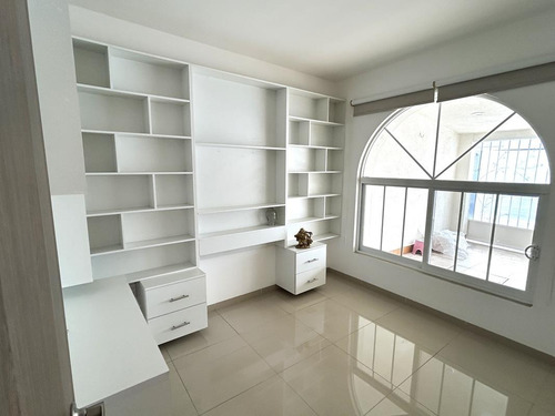 Casa En Venta En El Refugio Querétaro Con Buenos Acabados.