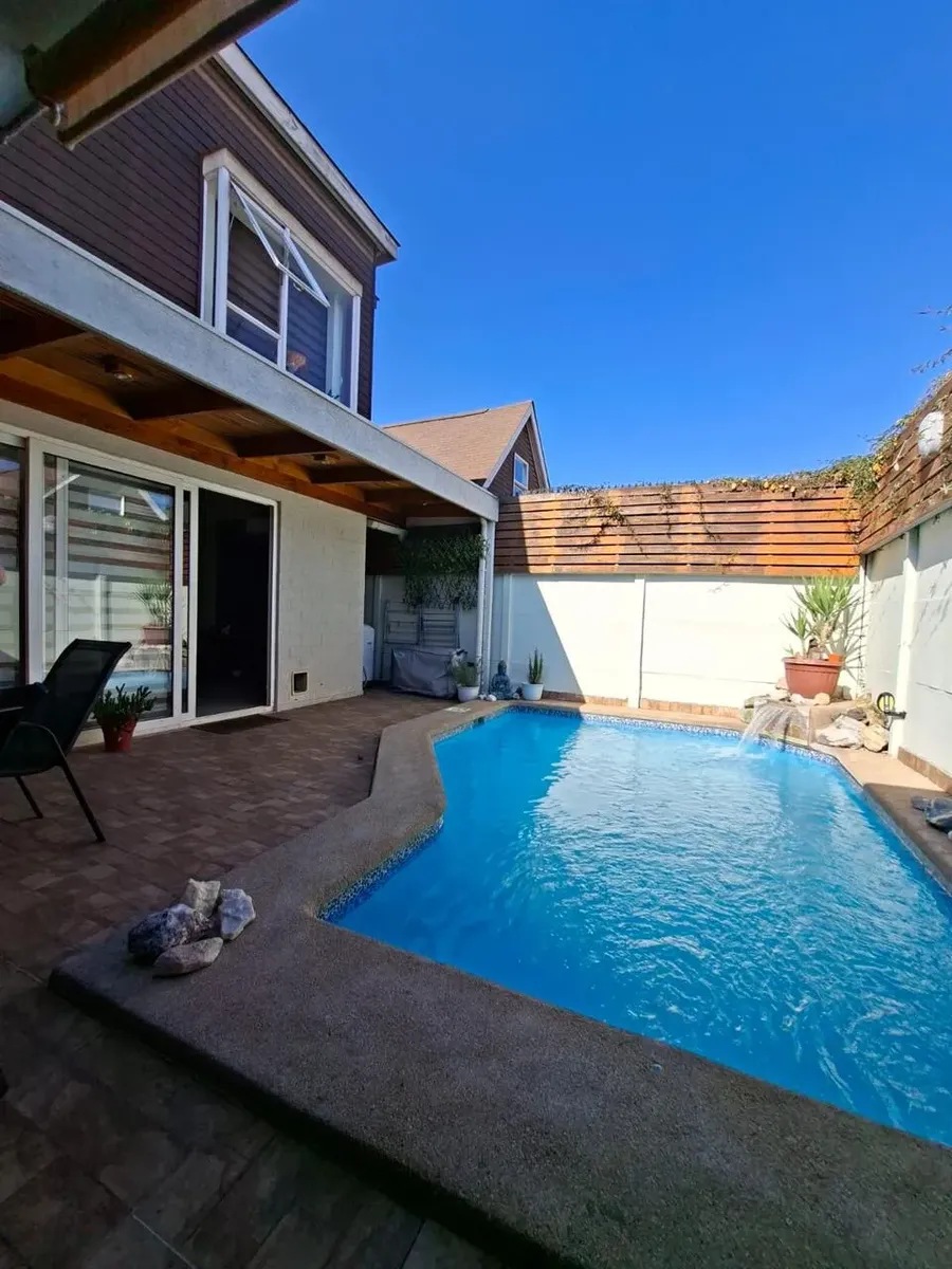 Imagen 2 de 20 de Casa De 2 Pisos Con Piscina En Condominio Padre Hurtado