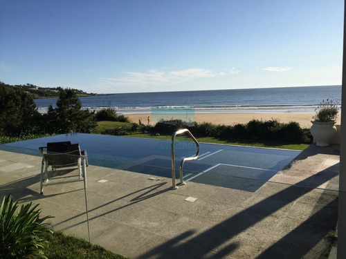 Exclusiva Casa Sobre La Playa De Solanas. Excelentes Vistas, Piscina Y Parrillero Con Vista Al Mar. - Ref: 5678