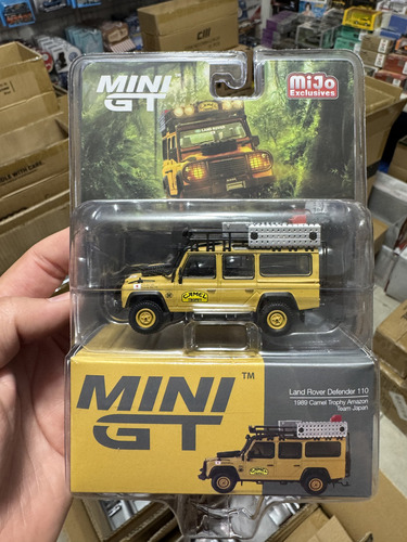 Mini GT Land Rover Defender 110 1989 Camel Trophy Amazo #751 Cor cáqui