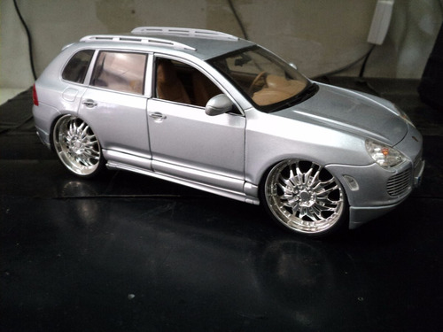 Miniatura Porsche Cayenne Turbo Modificado 1/18