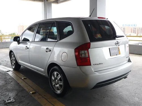 Kia Carens RONDO LX 2.0 MT 4X2 7PSJ