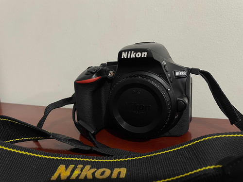 Cámara D5600 + Nikon Af-p 18-55 + Nikon Af 70-300 1:4-5.6g