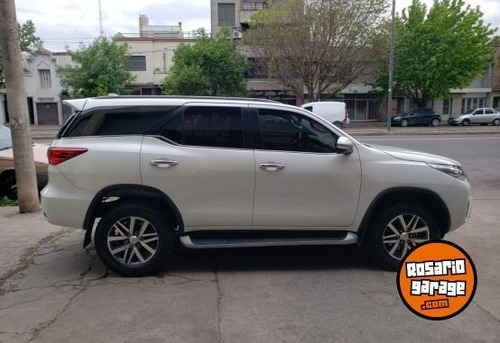 Imagen 15 de 19 de Toyota Hilux Sw4 2017 2.8 Srx 177cv 4x4 7as At