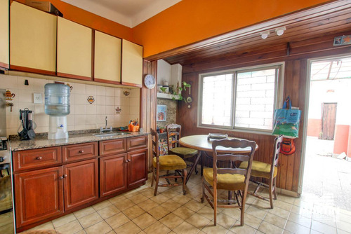 Casa De 4 Ambientes En Martínez Con Cochera Jardín Terraza Y Playroom.