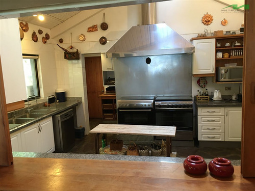 Casa En Venta De 5 Dorm. En Vichuquén