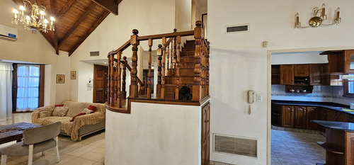 Casa Estilo Chalet 5 Ambientes Con Quincho, Pileta Y Cochera En Palomar