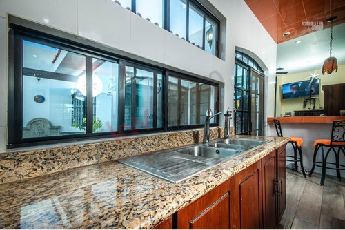 Casa En Venta De Una Planta Autosustentable Y Construida En Dos Lotes En Mayorazgo Residencial.