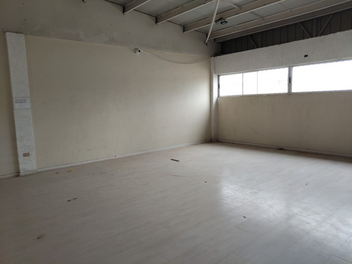 Local 200 Mts. Libres, Primera Linea Vicuña Mackenna.-