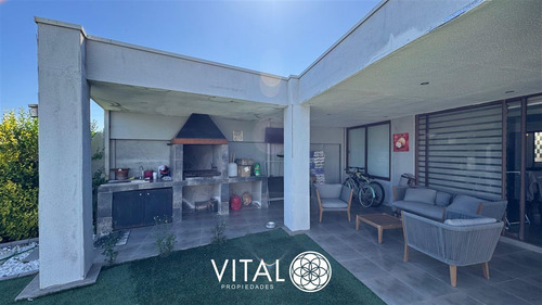 Casa En Venta De 3 Dormitorios Y 3 Baños En Quilpué