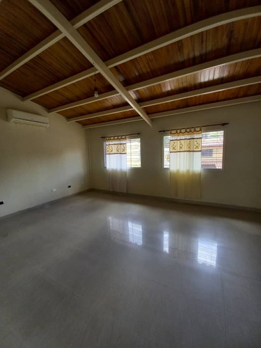En Venta Casa 214m2 3h/4b/5p. Guatire.