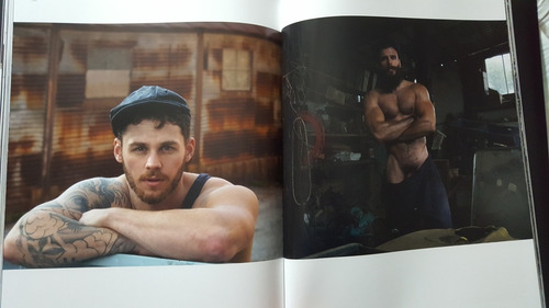 Livro Larrikin Lads De Paul Freeman Assinado - Contém Nu